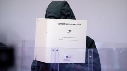 Bild: Sven Hoppe/dpa/Archivbild
Der Angeklagte im Verhandlungssaal des Landgerichts.