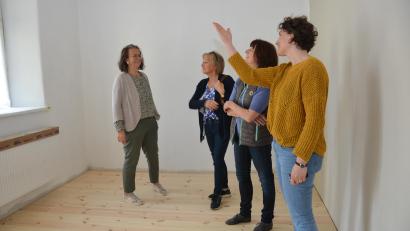 Bild: dob
Noch sind die Räume nicht fertig zum Beziehen, aber der Charme des alten Hauses und etliche Details konnten von den Besuchern schon entdeckt werden.