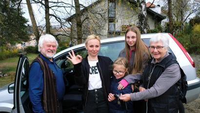 Bild: do
Schwester Paulinia Kohl (rechts) übergibt die Autoschlüssel an die nach Kirchenthumbach geflüchtete ukrainische Familie von Mariia Shcherban. Martin Kohl (links) vermittelte die großherzige Spende.