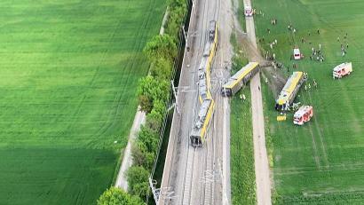 Bild: picture alliance/dpa/APA | Öamtc
Ein entgleister Zug und umgestürzte Waggons. In Österreich hat sich am frühen Montagabend ein Zugunglück ereignet. Wie die Behörden berichteten, entgleiste der Waggon eines Zuges im Bezirk Mödling bei Wien.