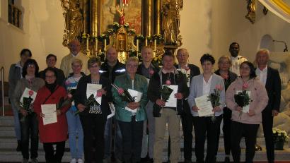 Bild: öt
Aus den Pfarrgemeinderäten von Neusorg und Pullenreuth verabschiedet wurden (vorne, von links) Christa Schmid, Marianne Fütterer, Christine Bockisch, Irene Ritter, Christine Hecht, Michael Beck, Tanja Wegmann und Corinna Karger-Hostalka sowie Verena Heinl (zweite Reihe, von links), Sabine Philipp, Bernhard Schultes, Gerhard Dumler, Alois Greger und Maria Haas. Mit im Bild: Pfarrgemeinderatssprecher Robert Bauer (hinten, von rechts) und Pfarrer Julius Johnrose sowie Diakon Harald Schraml (hinten, Dritter von links). Es fehlen Elvira Kobel, Max Pirner und Bianca Rothe.