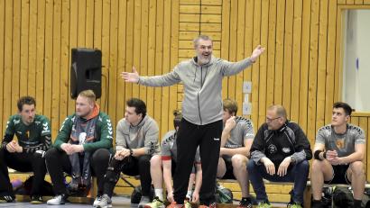 Archivbild: Hubert Ziegler
Die Heimniederlage der HG Amberg gegen den HC Forchheim gefiel Trainer Roman Will (Mitte) so gar nicht.