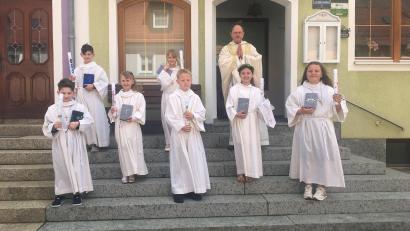 Bild: Pfarrei Waldeck/exb
Die Waldecker Erstkommunionkinder mit Pfarrer Heribert Stretz.