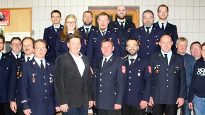 Bild: Josef Mutzbauer/exb
Bei der Jahreshauptversammlung der FF Rottendorf wurde die gesamte Vorstandschaft neu gewählt.
Unser Bild zeigt die neuen Amtsinhaber mit Vorsitzendem Helmut Ries (Vierter von links) und zweitem Vorsitzenden Josef Pösl, jun. (vorne, Sechster von links).