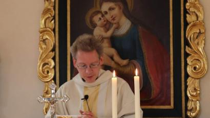Bild: u
Der Hahnbacher Pfarrer Christian Schulz zelebriert den Festgottesdienst anlässlich der Wiedereinweihung der Kapelle in Steiningloh.