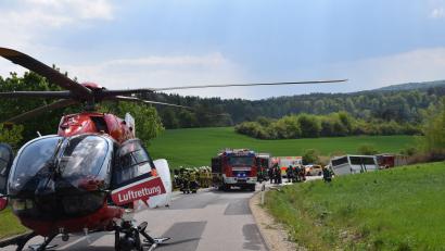 Bild: Paul Böhm
Nach dem Schulbusunfall in der Bergstraße in Schmidmühlen wurde auch ein Rettungshubschrauber angefordert. Er musste einen schwer verletzten Autofahrer in ein Krankenhaus transportieren.