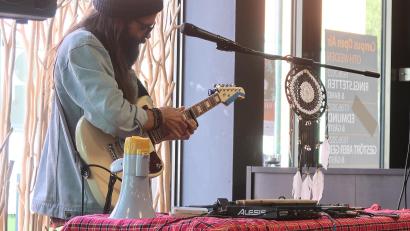 Bild: Kunz
Sergej Onschenko spielte seine Musik in der Coffee Lounge an der OTH Amberg-Weiden. Die Spenden gehen an Hochschulpartner, die das Geld verteilen.