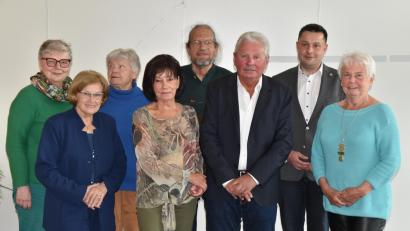 Bild: hcz
Bärbel Strobl (vorne, Zweite von links) und Stadtrat Hans Forster (daneben) führen den "Bund der Berliner und Freunde Berlins" weitere zwei Jahre. Ehrenvorsitzende Vera Eckstein (vorne links) ist auch dabei.