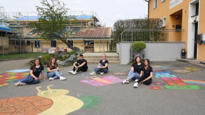 Bild: bjp
In zweitägiger Arbeit und im "Schichtbetrieb" bemalte die Katholische Landjugend (Vierte von links: Ortsvorsitzende Linda Thumfart) mit klassischen Schulhofspielfeldern wie "Himmel und Hölle" oder "Zahlenschnecke".
