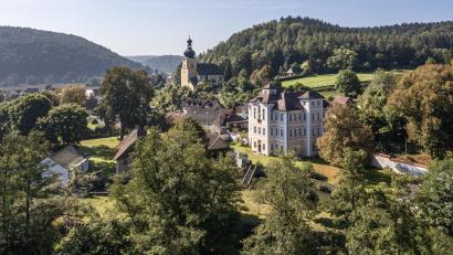 Archivbild: Andreas von Einsiedel
Ein Luftbild des Schlosses Dietldorf und des dazugehörigen Anwesens