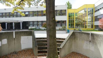Bild: Gabi Schönberger
Zum Ausgleich des Haushalts 2021 muss die Stadt Weiden Kredite aufnehmen. Auch, um die geplanten Investitionen, wie den Neubau der Realschulen (Foto), eine neue Obdachlosenunterkunft oder das Projekt Barrierefreiheit Innenstadt zu sichern.