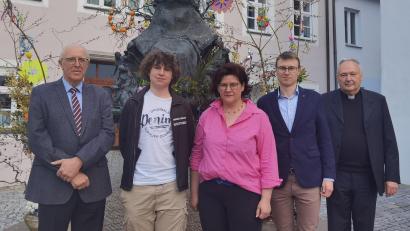 Bild: Barbara Schmid/exb
Bei der Übergabe der Spende des Frauenbundes (von links): Bernd Stahl (Kirchenverwaltung), Simon Häring (Ministranten), Barbara Schmid (KDFB) Joseph Mehler (Ministranten) und Stadtpfarrer Georg Flierl.