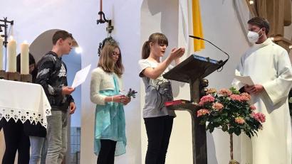 Bild: ld
Pastoralreferent Maximilian Pravida (rechts) hatte mit Pater Joy und dem Familiengottesdienst-Team den Gottesdienst zum Muttertag vorbereitet. Die Firmlingen waren an mehreren Stellen aktiv beteiligt.