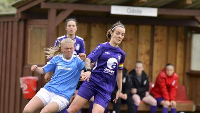 Archivbild: Hubert Ziegler
Der TSV Theuern (im Bild links Janina Wieczoreck) erreichte im Spiel beim SC Regensburg nach einem 0:2-Rückstand noch ein 2:2-Unentschieden.