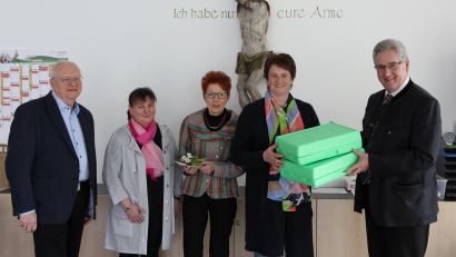 Bild: bph
Der Vorstand der Caritas-Sozialstation Nabburg e.V, Pfarrer Hannes Lorenz (rechts) und Geschäftsführer Gerhard Eilers (links) freuen sich zusammen mit Pflegedienstleiterin Kerstin Neidl (Zweite von links) über die großzügigen Spenden der Krankpflegevereine.