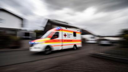 Bild: Boris Roessler/dpa/Symbolbild
Ein Rettungswagen fährt über die Straße.