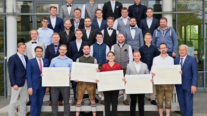 Bild: Kraus/exb
26 Elektrotechniker schlossen ihren Meister erfolgreich ab. HWK-Vizepräsident Gerhard Ulm (vorne,links) und HWK-Geschäftsführer Alexander Stahl (vorne, Zweiter von links).