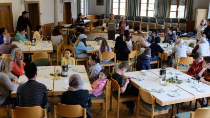 Bild: le
Ein familiäres Treffen bei Kaffee, Tee, Kuchen und Gebäck gab es für die ukrainischen Kriegsflüchtlinge im katholischen Pfarrheim unter der Führung des Arbeitskreises "Asyl".