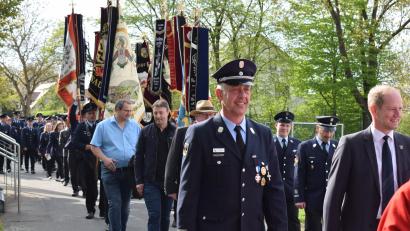 Bild: bnr
Angeführt von Kreisbrandmeister Dieter Schweiger und Bürgermeister Konrad Kiener marschierten die Feuerwehren zum Festgottesdienst.
