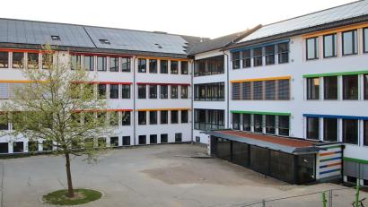 Bild: Thomas Dobler
Der A-Bau (links) und der B-Bau (rechts) der Schule sind sanierungstechnisch schon abgeschlossen. Im Untergeschoss des B-Baus wurde eine Mensa (dunkler Vorbau rechts) einschließlich Küche und Nebenräume untergebracht.