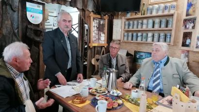 Bild: kod
Der Oberpfalz-Hauptverein hielt seine Jahresversammlung in Matzersreuth ab. Im Bild (von links) Kassier Rolf Linhardt, Hauptvereinsvorsitzender Dr. Karl-Heinz Preißer, Bürgermeister Franz Stahl und Ortsvorsitzender Rudi Schmidt..