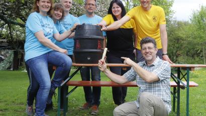 Bild: mfh
Zwei Teams brachten jeweils acht Teilnehmer ins Ziel. Für diese Leistung gab es für die Vertreter der Mannschaften „So weit die Füße tragen“ (links) und „FC Deutsche Post“ (rechts) ein 30-Liter-Bierfass von Peter Ostermann (vorne), dem Kassier des Schlackenvereins.