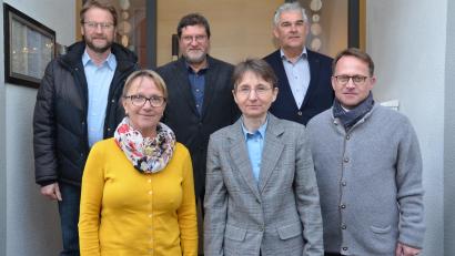 Bild: dob
Michaela Wolfinger (vorne, Mitte) ist seit 40 Jahren in das Pfarrleben eingebunden und leistet in den unterschiedlichsten Bereichen wertvollen Dienst. Dekan Alexander Hösl (rechts) würdigte auch andere langjährige Pfarrgemeinderäte aus der Seelsorgeeinheit.