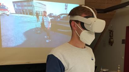 Bild: wfw
Ein Feuerwehr-Zugführer mit der virtuellen Datenbrille, über die beim digitalen Einsatztraining in Schnaittenbach das Szenario gesteuert werden konnte.