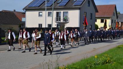 Bild: gi
Zum Florianstag 2022 in Etzgersrieth trafen sich die Feuerwehren des Marktes Moosbach zum Gottesdienst und zum Zug durch den Ort zum Gerätehaus.