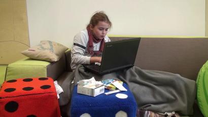 Bild: Egid Spies
In dieser Szene aus dem Film recherchiert Charlotte ihre Krankheitssymptome im Internet. Die Diagnosen von „GUUGLE“ überraschen…