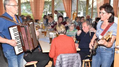 Bild: hcz
Ein volles Haus: Beim "Sparrer- Wirt". Musik: Barbara Dineiger und Bruno Hartwich.