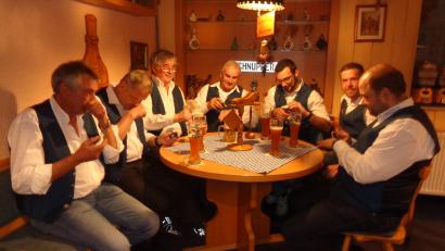 Bild: amö
Nach der langen Corona-Zwangspause fühlt sich die Vorstandschaft der Schnupfer bei einer "Pris" wieder wohl am Stammtisch. Unser Bild zeigt (von links) Georg Ströber, Karl Graf, Josef Paumer, Anton Ebenschwanger, Tobias Eytzinger, Bernhard Duschner und Peter Schwendner.