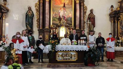 Bild: sgr
Die Pfarrei St. Martin Wutschdorf verabschiedet 14 Ministranten aus dem Dienst (von links): Emma Luber, Luisa Meßmann, Leonhard Kaa, Tim Schießlbauer, Ronja Birner, Pfarrer Moses Gudapati, Benno Riß, Dominik Graf, Maximilian Märkl, Johannes Bauer und Jonas Luber.