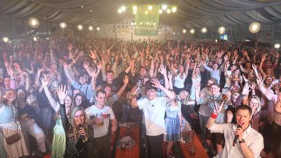 Bild: Kunz
Die Hände nach oben! Bombenstimmung mit der Partyband "Highline".