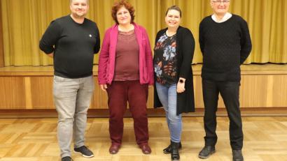 Bild: ads
In St. Michael Amberg ist (von links) Markus Mußemann nun Zweiter Pfarrgemeinderatssprecher, Judith Ossowicki die neue Erste Sprecherin und Carolin Rösch Schriftführerin. Pfarrer Alois Berzl gratulierte.