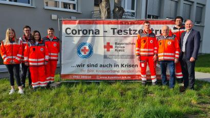 Bild: sei
Bürgermeister Richard Kammerer (rechts) dankt dem Team der Helfer vor Ort Haidenaabatal für die vielen ehrenamtlichen Stunden, die beim Betrieb der Teststation im Gemeindezentrum geleistet wurden. Dank galt Bereitschaftsleiter Gerd Kincl (Dritter von links) und Leiter der HVO Haidenaabtal Phillipp Mangold (Vierter von rechts) mit seinem ganzen Team.