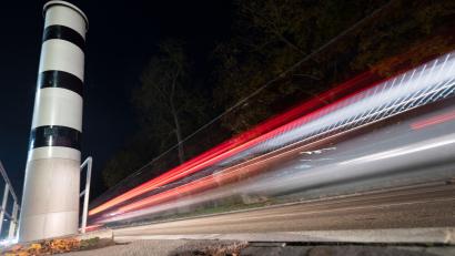 Symbolbild: Marijan Murat
Zehn Tschechen haben sich am Freitag ein illegales Autorennen geliefert. Einer von ihnen wurde auf dem Weg nach Hause von der Grenzpolizei aufgegriffen.