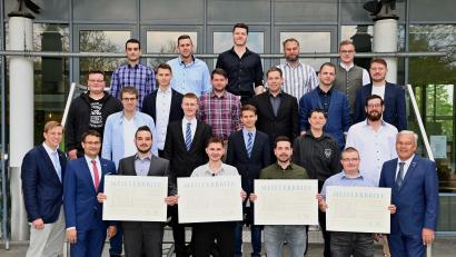 Bild: Foto Kraus
HWK-Vizepräsident Gerhard Ulm (1. Reihe, 1. v. re.) und HWK-Geschäftsführer Alexander Stahl (1. Reihe, 2. v. re.) beglückwünschen die Absolventen des Kraftfahrzeugtechnikermeisterkurses bei der Übergabefeier.