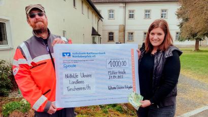 Bild: BRK Kreisverband/exb
Fotografin Katharina Eckstein übergab in Fockenfeld an Wolfgang Rosner (links) vom BRK-Leitungsteam der Notunterkunft ihre 1000-Euro-Spende.