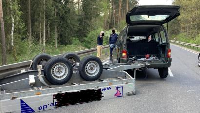 Bild: PI Neustadt/exb
Dieser Anhänger kippte auf der Kreisstraße zwischen Etzenricht und Oberwildenau um.