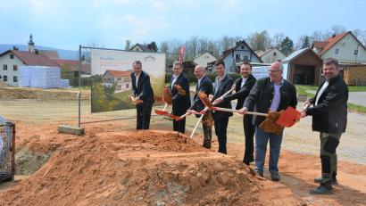 Bild: jr
Beim Spatenstich mit dabei waren (von links) Martin Duschner (stellvertretendes Sparkassen-Vorstandsmitglied), Teamleiter Wilfried Doll, Thomas Schell (alle Sparkasse), Bauherr Matthias Frank, Manuel Braun (Sparkasse), Bürgermeister Klaus Meyer und Generalunternehmer Bernhard Frank.