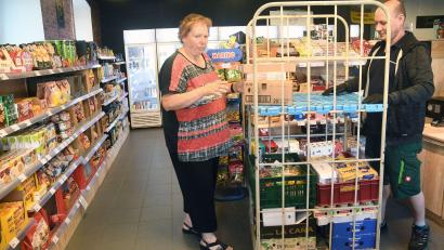 Bild: Gabi Schönberger
Christine Hundhammer sorgt beim Tante-M-Laden in Parkstein dafür, dass die Regale stets gut gefüllt sind. Hier bekommt sie gerade eine neue Lieferung.