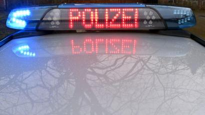 Bild: Carsten Rehder/dpa/Symbolbild
Die Schriftzug „Polizei“ leuchtet auf dem Dach eines Streifenwagens der Polizei.