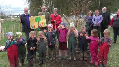 Bild: Fabian Borkner/exb
Zusammen mit Oberbürgermeister Andreas Feller, Abgeordnetem Alexander Flierl, stellvertretendem Landrat Jakob Scharf, BRK-Kreisgeschäftsführer Otto Josef Langenhan und der Leiterin des BRK-Waldkindergartens, Michaela Jobst, pflanzten die Kinder eine Rotbuche.