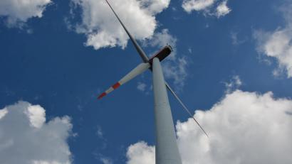 Symbolbild: jr
Das Bild zeigt eines der Windräder, die unweit von Konnersreuth auf dem Gebiet der Stadt Arzberg stehen. Im Mitterteicher Stadtrat ist jetzt über die künftige Energieversorgung diskutiert worden.