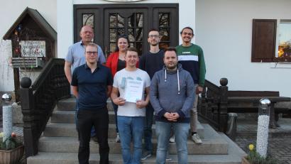 Bild: soj
Stellvertretender JU-Vorsitzender Johannes Vetter (vorne, von links), Andreas Filberth und JU-Vorsitzender Thorsten Riedl sowie (hinten, von links) CSU-Ehrenvorsitzender Josef Söllner, Kassiererin Nicole Riedl, Neumitglied Patrick Walter und Stellvertretender JU-Kreisvorsitzender Lukas Zintl bei der Jahreshauptversammlung der JU Ebnath.