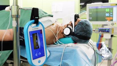 Bild: Klinikum Fichtelgebirge/exb
Das Klinikum Fichtelgebirge nutzt im OP spezielle Video-Brillen, um Patienten bei Eingriffen mit Teilnarkosen abzulenken.