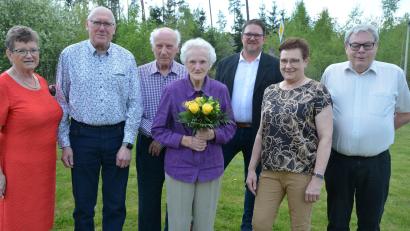 Bild: jr
Ihren 90. Geburtstag feierte am Dienstag Sieglinde Busch (vorne, Mitte). Es gratulierten (von links) Schwiegertochter Gabi, Sohn Winfried und Bruder Franz sowie (von rechts) Schwiegersohn Peter, Tochter Manuela und Bürgermeister Stephan Schübel.