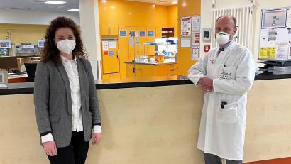 Bild: Felix Haas/exb
Jana Humrich wurde von Professor Heiko Graichen an der Asklepios Orthopädische Klinik Lindenlohe begrüßt.
