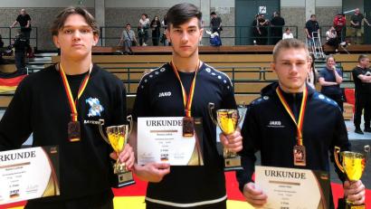 Bild: Failert/exb
Die Bronzemedaille um den Hals, Urkunde und Pokal in der Hand: Stolz präsentierten die Amberger Ringer Adam Leifridt, Roman Leifridt und Julian Edel (von links) ihre Trophäen bei den deutschen Junioren-Meisterschaften.